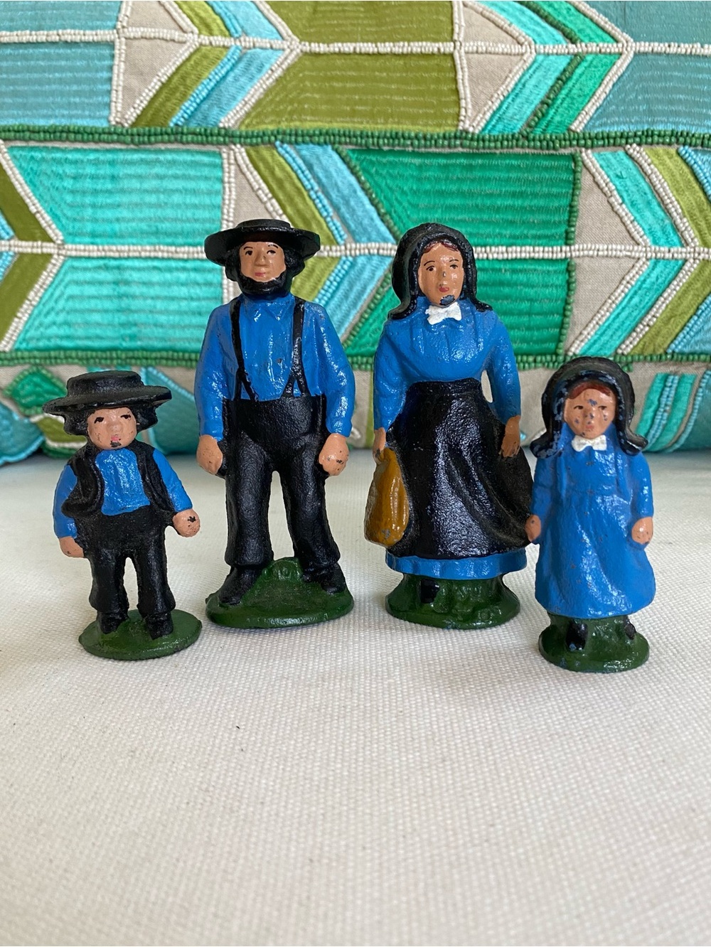 VTG Cast Iron Amish Family Figurines  of 4 Mom Dad Girl Boy Pennsylvania Dutch